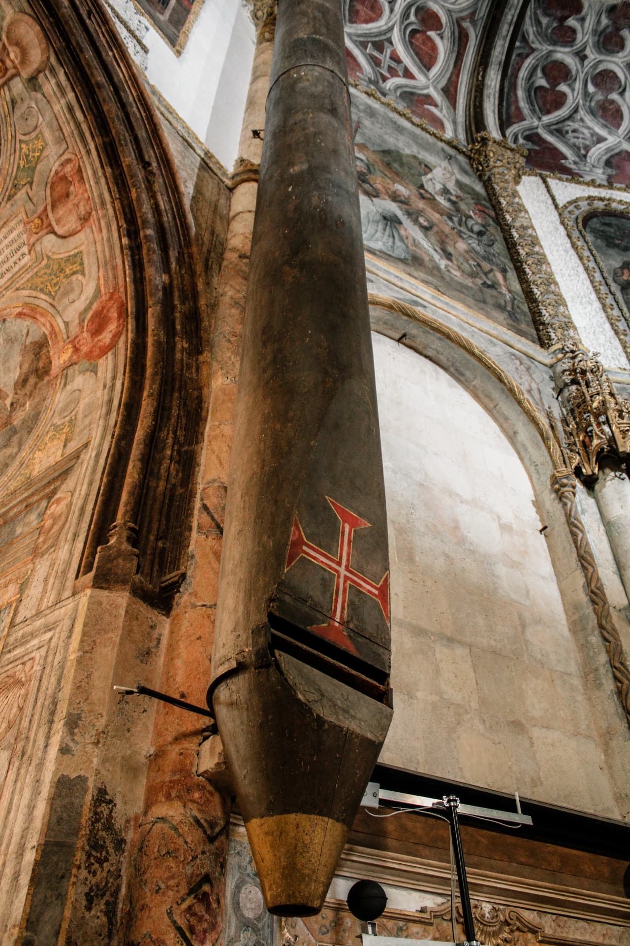 Column in the Charola painted with the cross of the Order of Christ
